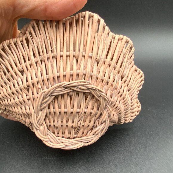 Rare Vintage Wicker Clam Shell with Seashells Storage 1990's - Picture 9 of 9